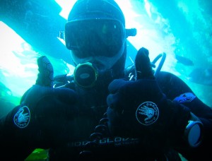 Scuba diver doing thumbs up in the ocean